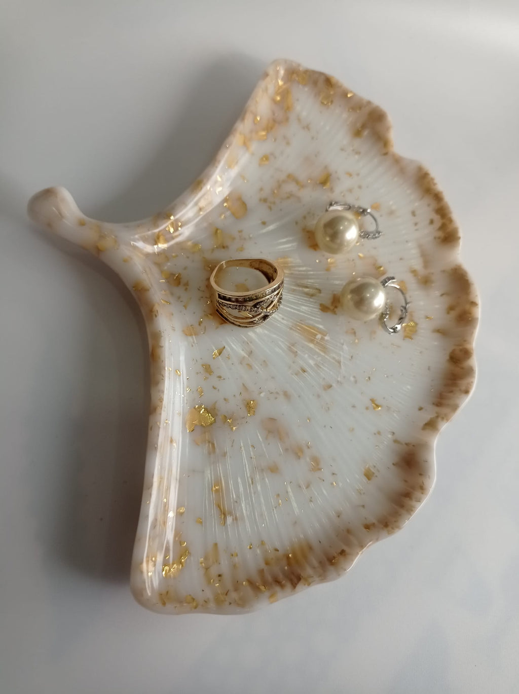 ✨ Plateau Feuille de Gingko Artisanal — Élégance Naturelle en Blanc et Or