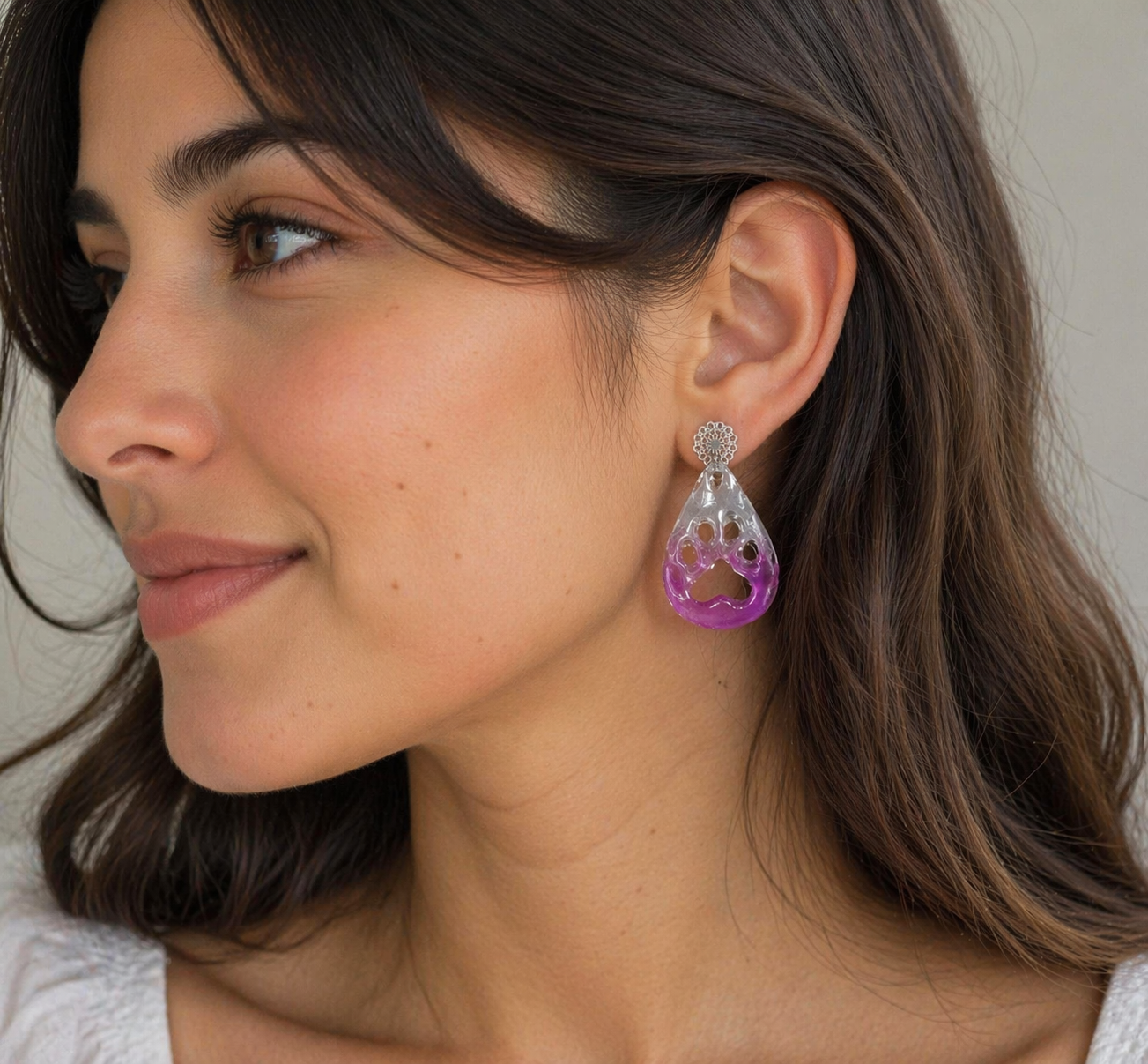 Pendientes Huella de Patita Morada — Resina Artesanal