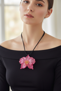 Collar orquídea grande rosa con modelo