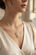 Collar rectangular blanco con flores secas modelo