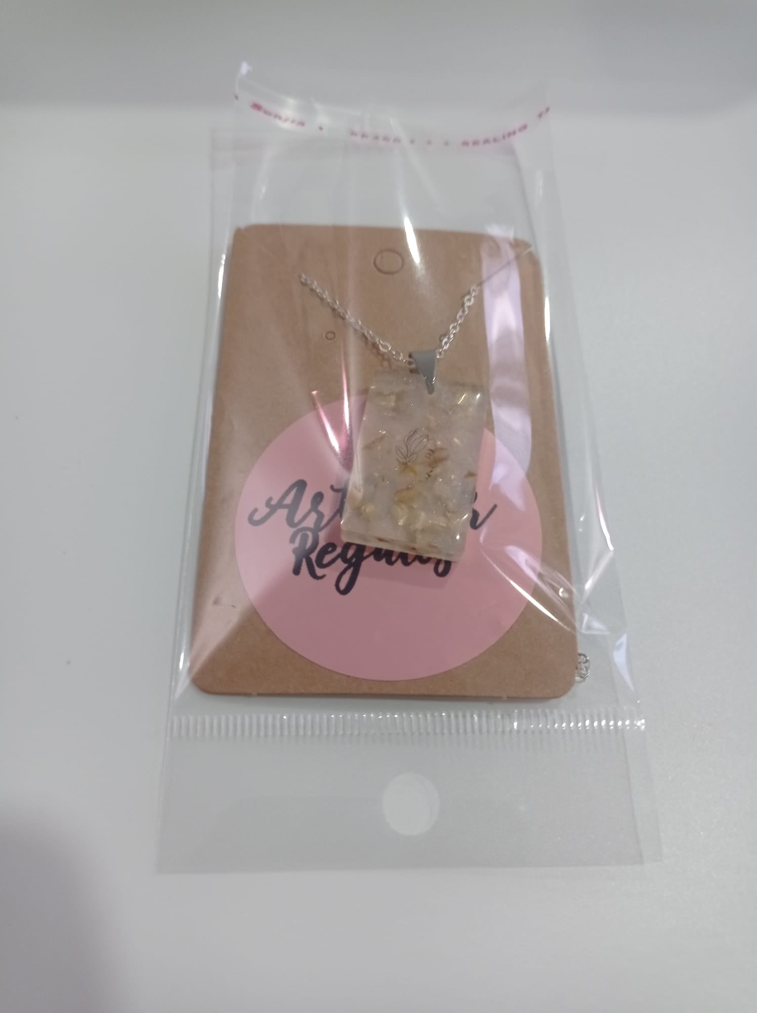 Collar Rectangular Blanco con Pan de Oro — Resina Artesanal