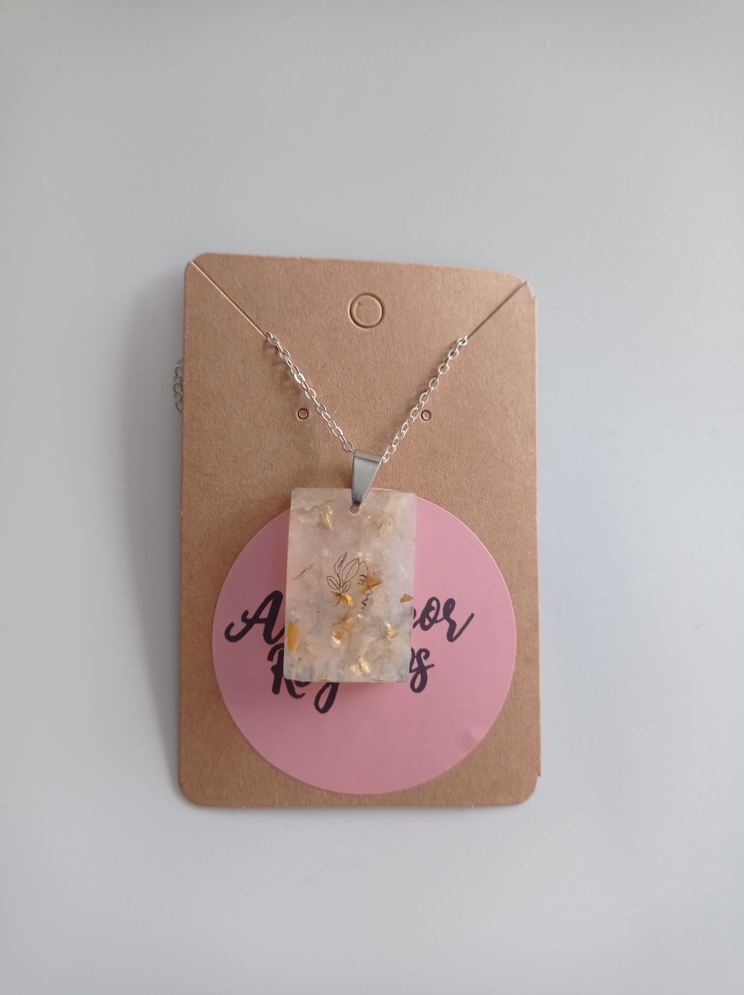 Collar Rectangular Blanco con Pan de Oro — Resina Artesanal