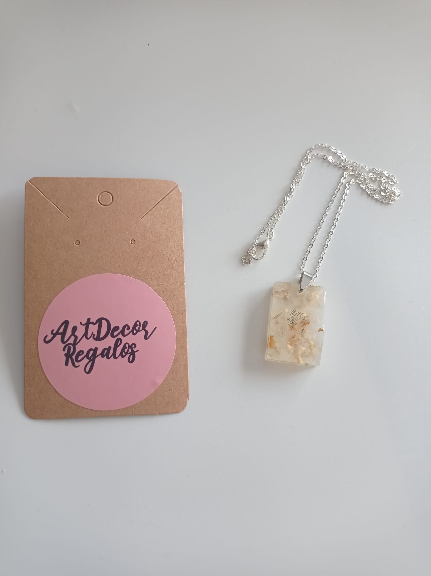 Collar Rectangular Blanco con Pan de Oro — Resina Artesanal