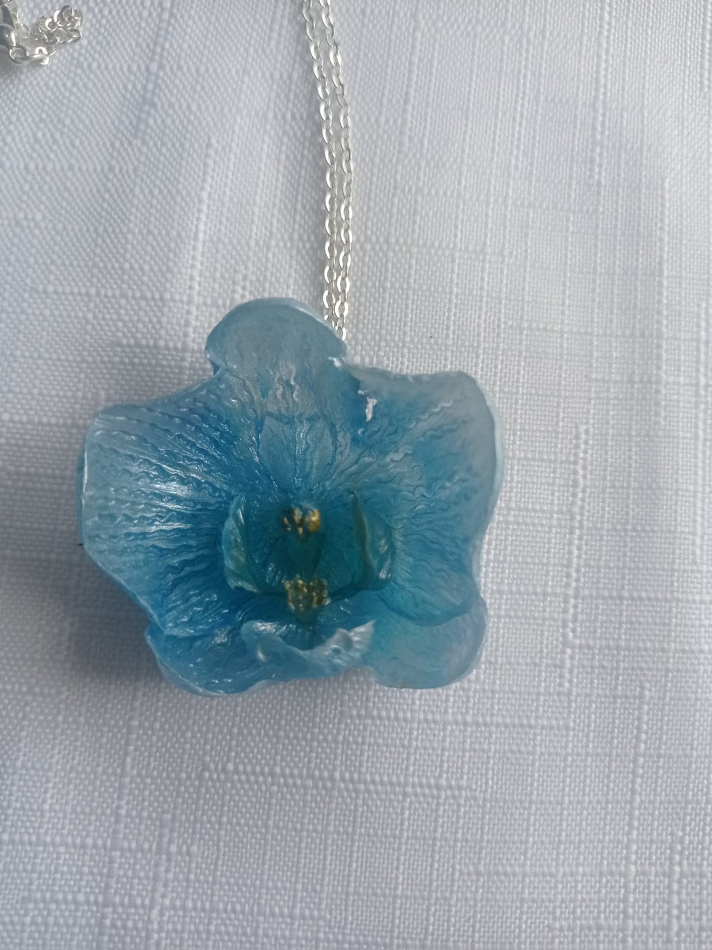 Collar Unico Orquídea Pequeña en Resina 💙 Cadena Plateada