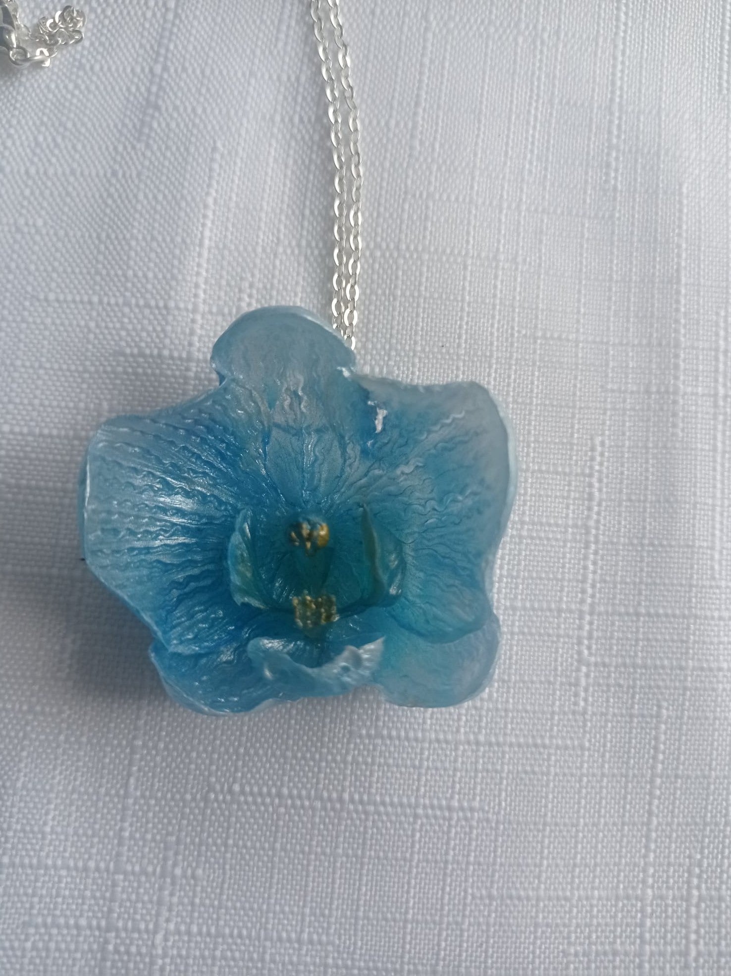 Collar Unico Orquídea Pequeña en Resina 💙 Cadena Plateada