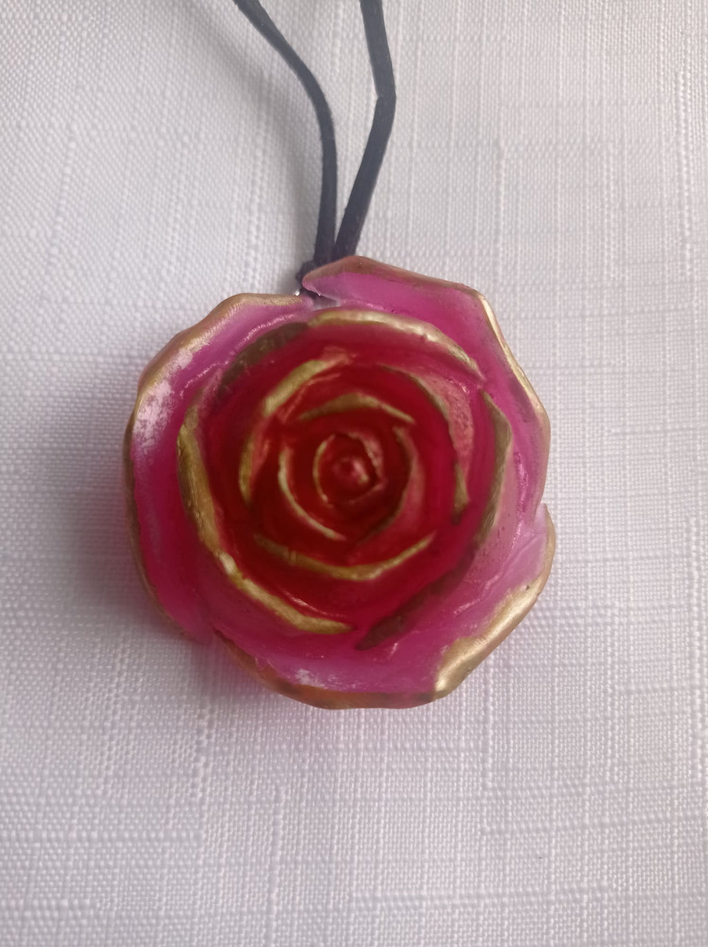 Collar Unico Rosa Dorada en Resina 🌹 Cadena Ajustable