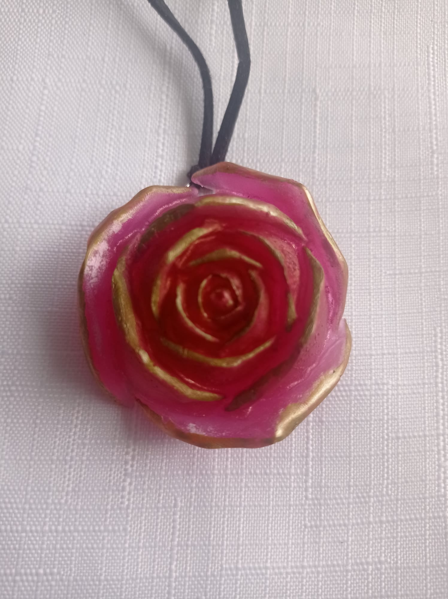 Collar Unico Rosa Dorada en Resina 🌹 Cadena Ajustable