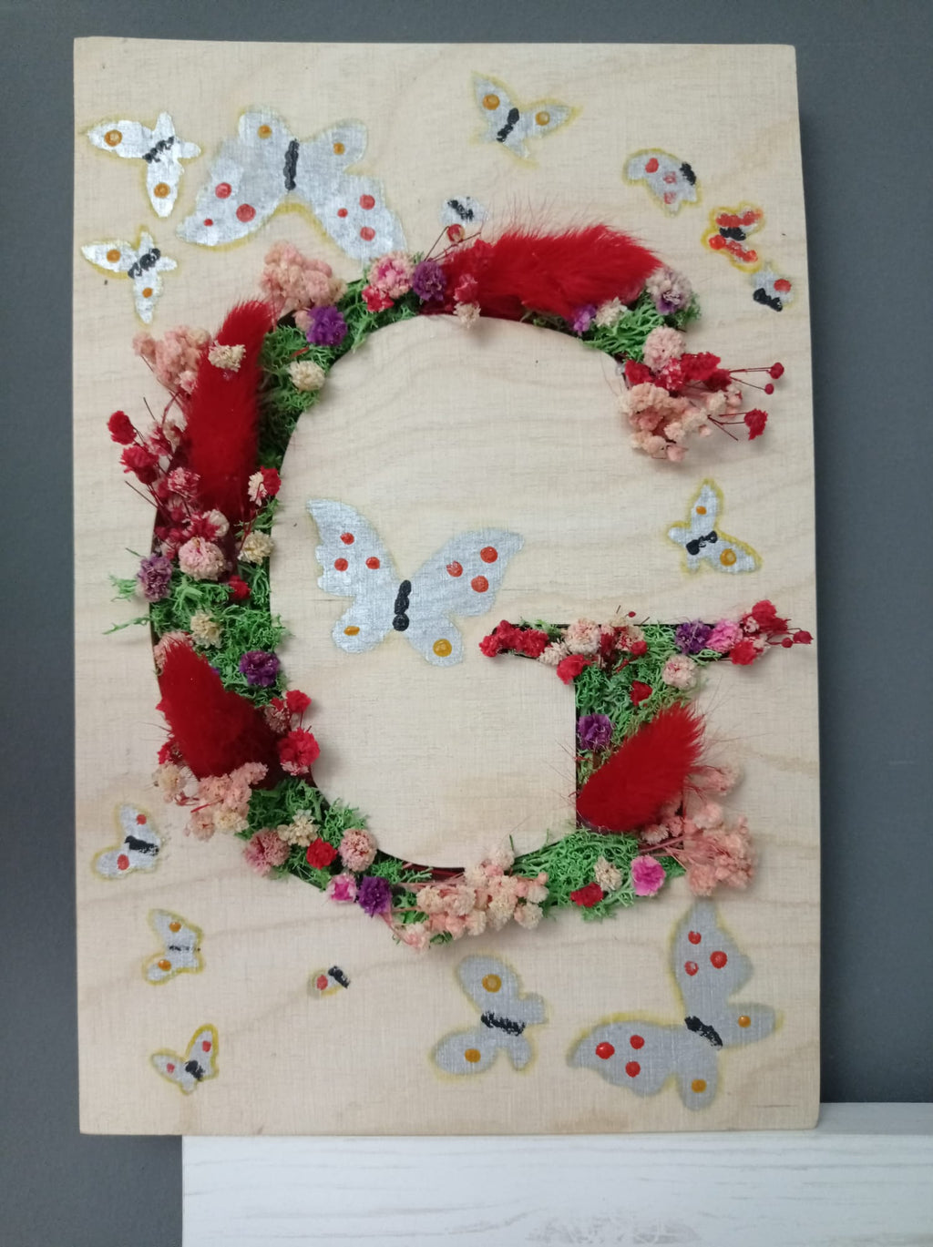 🌿 Cadre Lettre Florale avec Mousse et Fleurs — L'Initiale qui Décore et Émeut