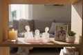 Figura familia feliz en estantería del hogar
