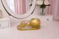 Juego decorativo mimosa en tocador femenino elegante