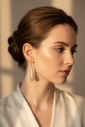 Pendientes lágrima en orejas de chica elegante