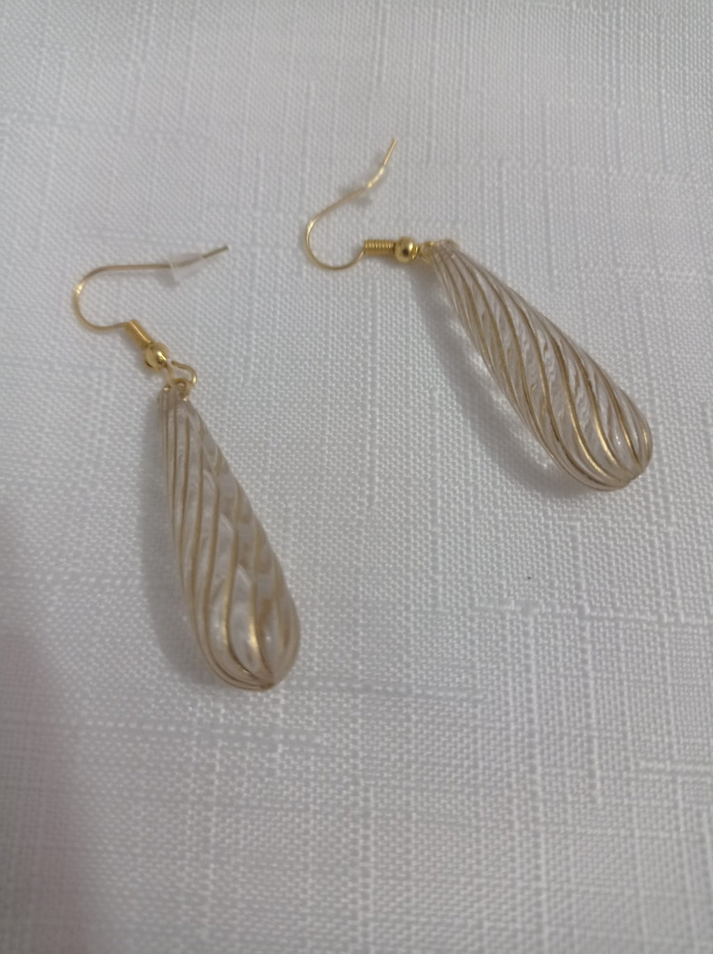 💧 Pendientes Lágrima Artesanales en Resina — Elegancia Natural con Destellos Dorados