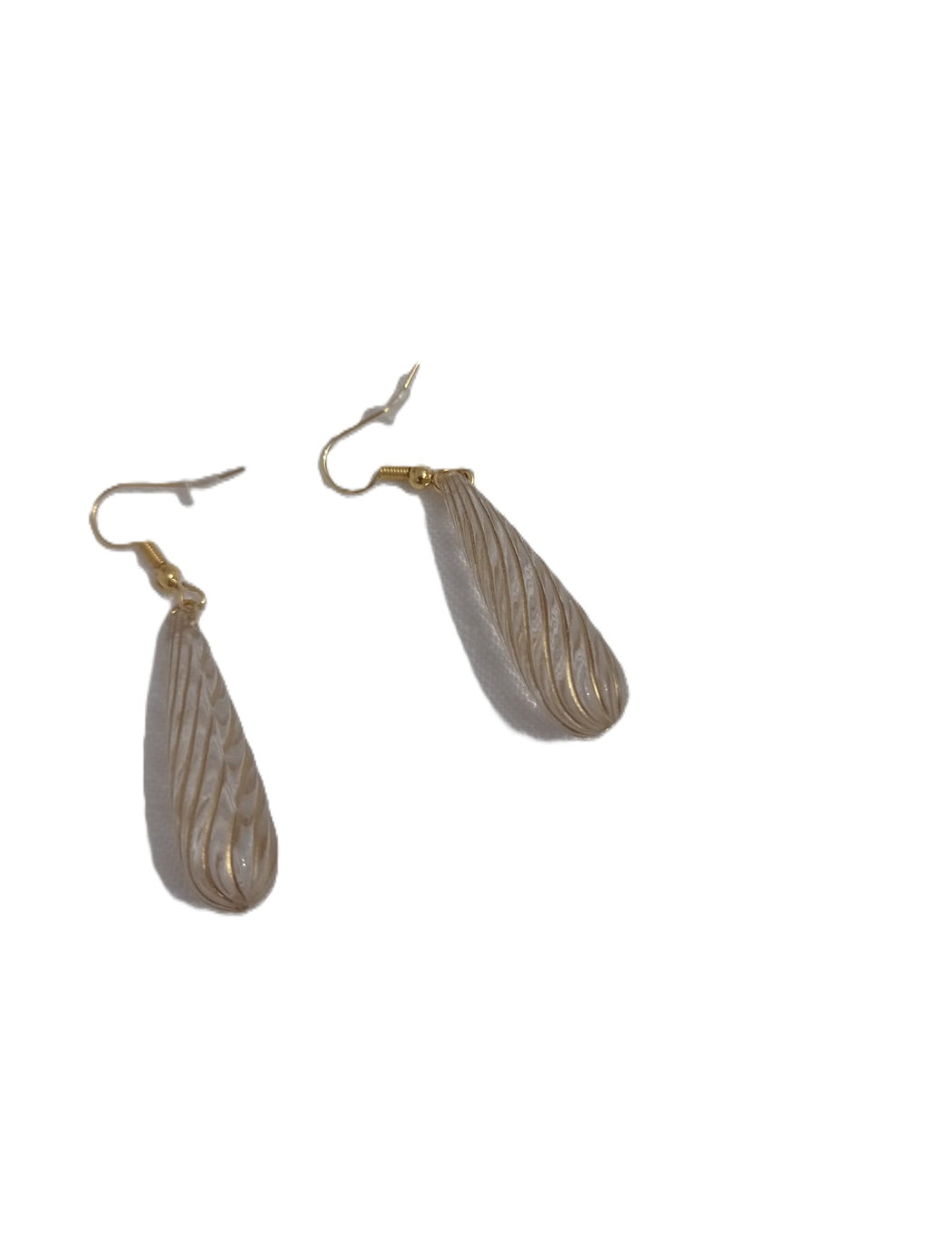 💧 Pendientes Lágrima Artesanales en Resina — Elegancia Natural con Destellos Dorados
