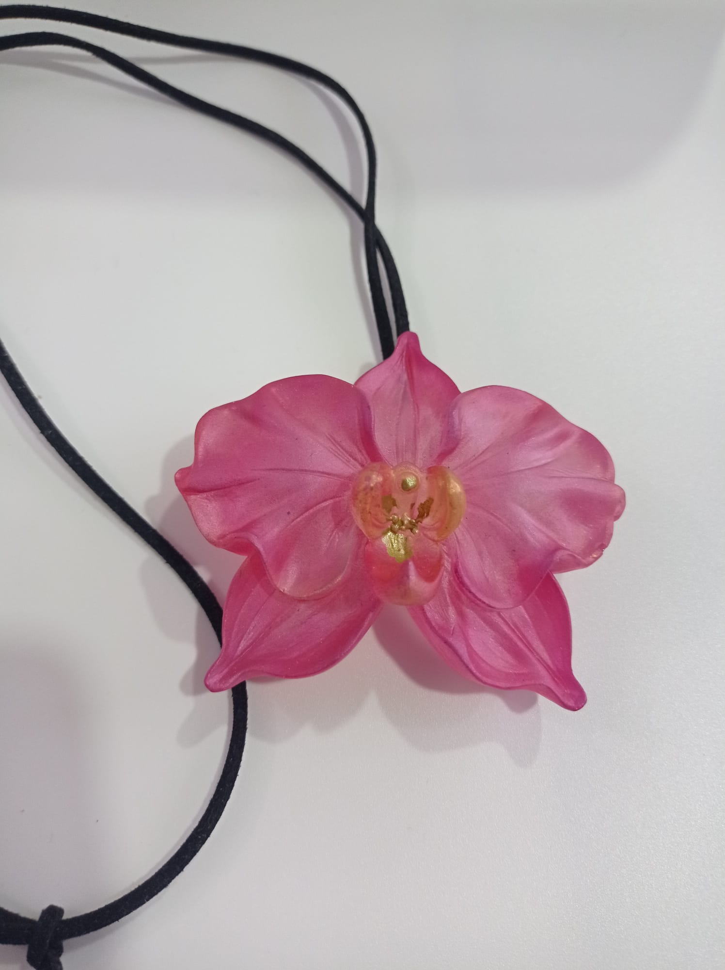 Collar Orquídea Grande Rosa — Resina Artesanal