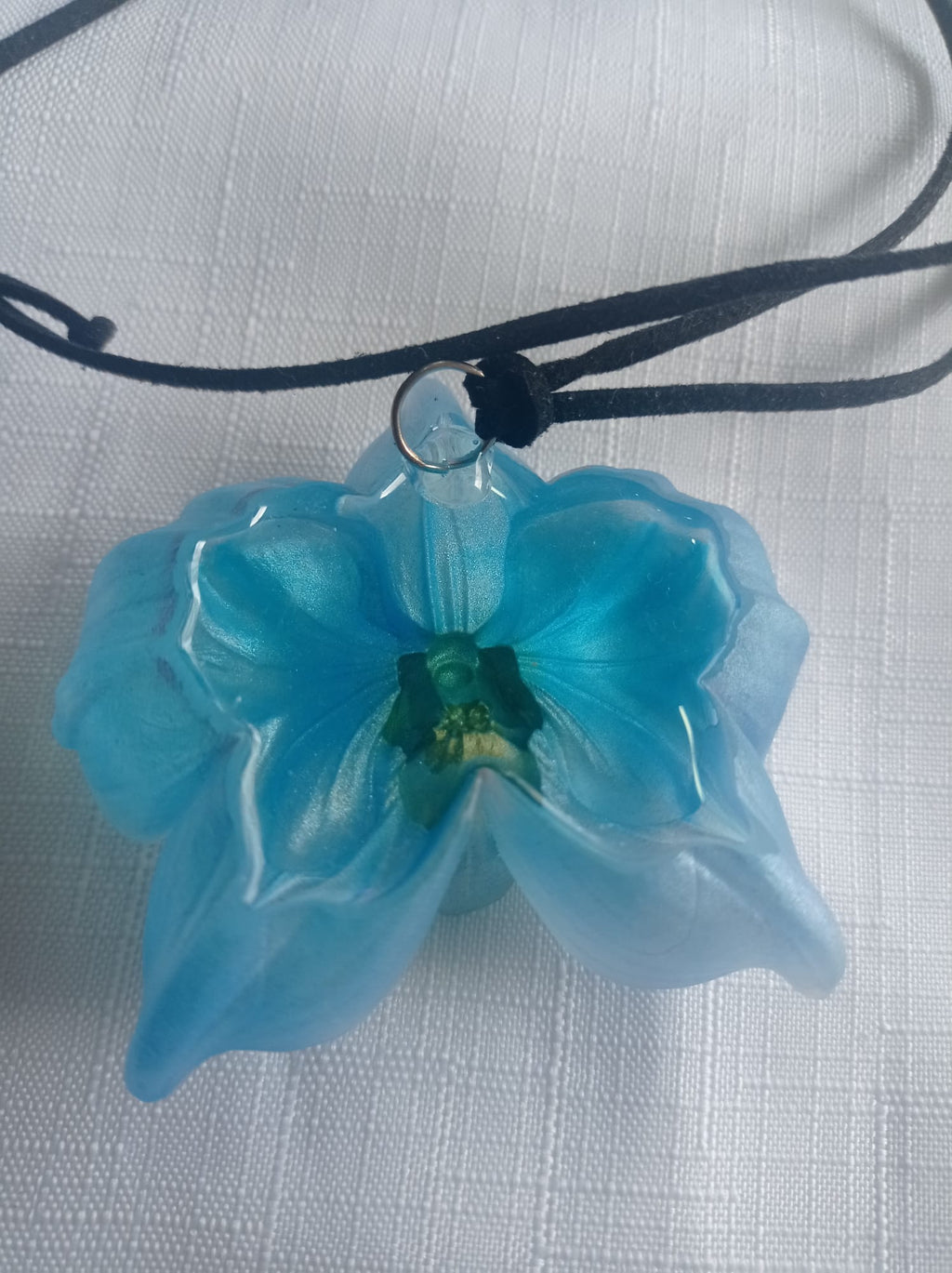 Collar Unico Orquídea Grande en Resina 💙 Azul