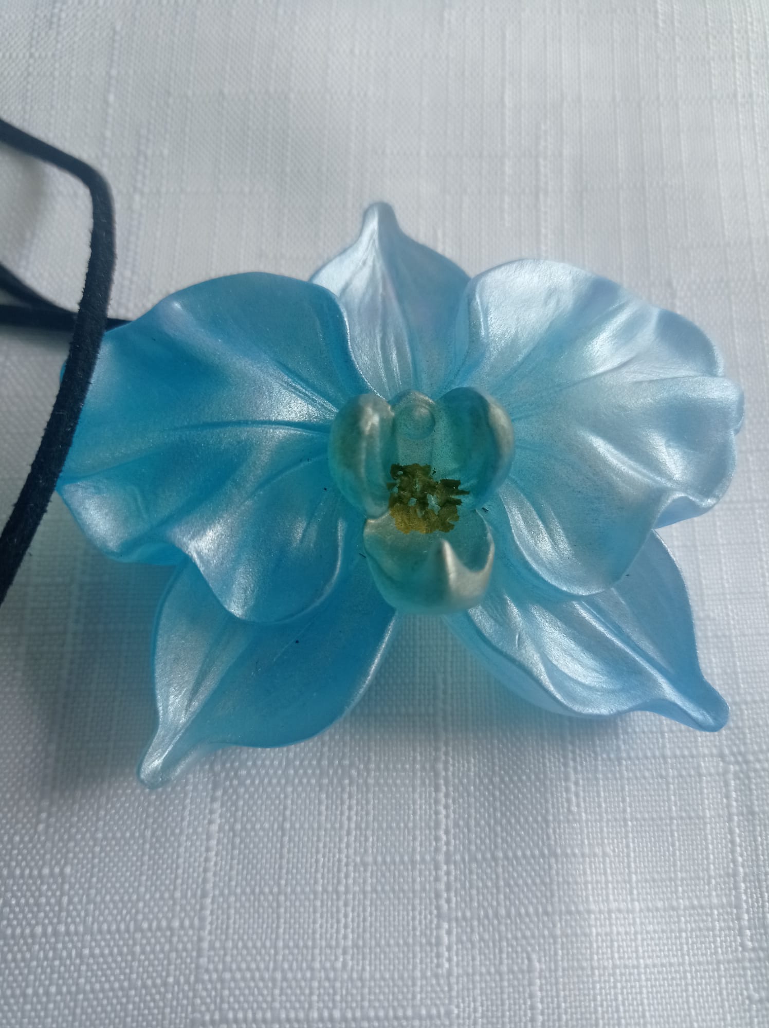 Collar Unico Orquídea Grande en Resina 💙 Azul