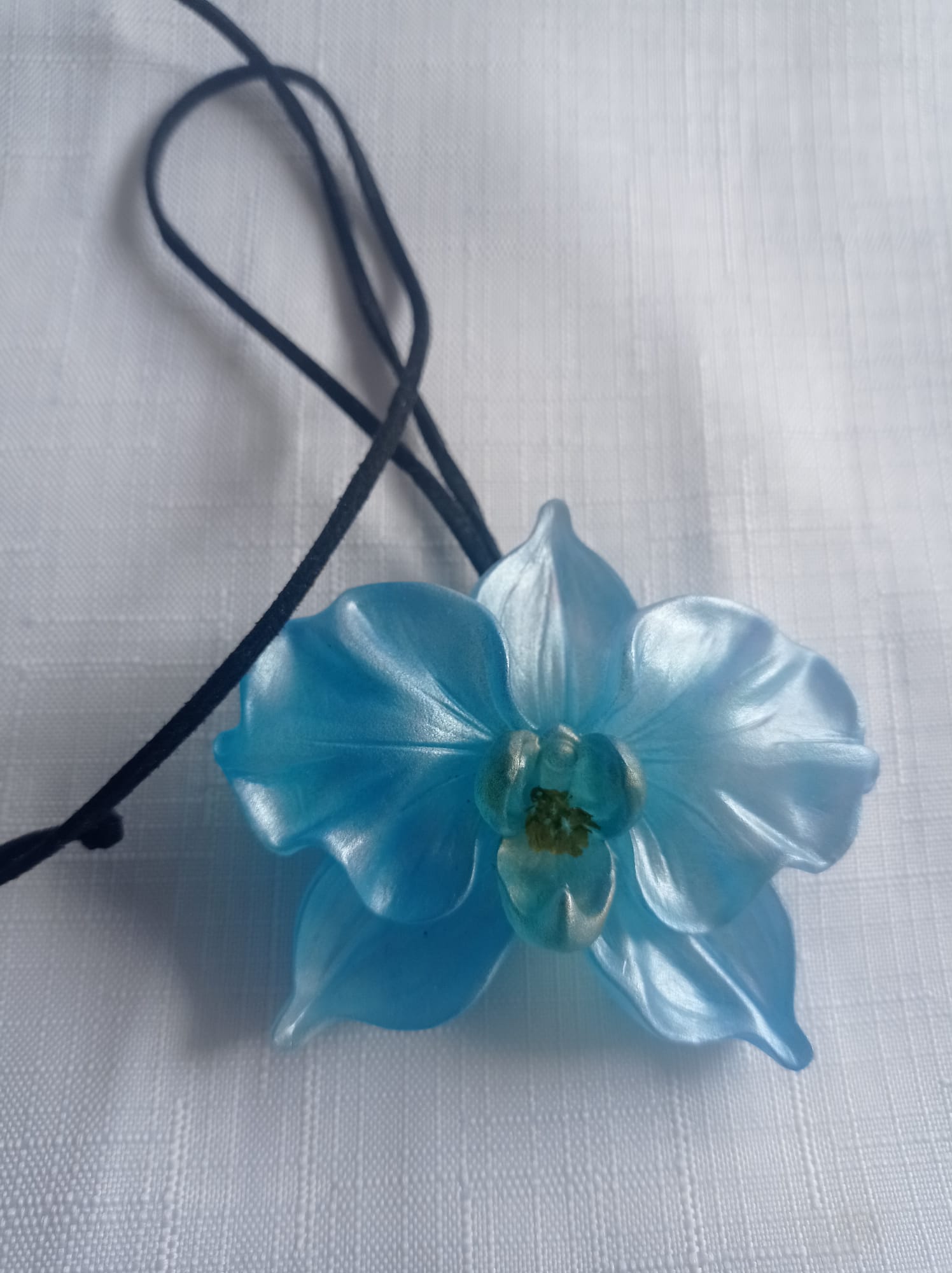 Collar Unico Orquídea Grande en Resina 💙 Azul