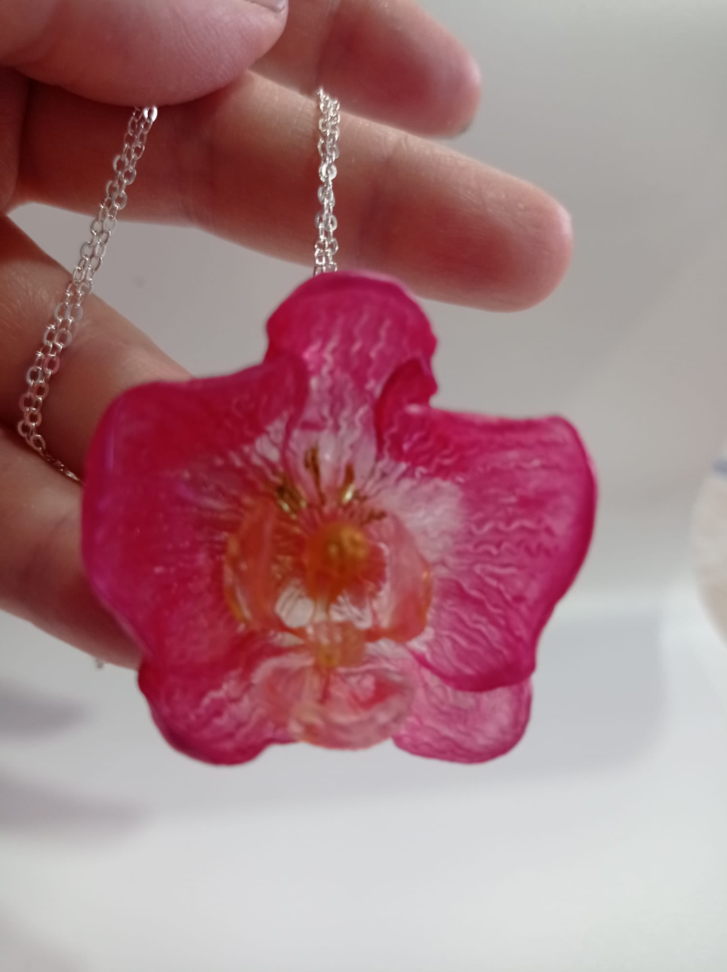 Collar Orquídea Pequeña Rosa — Resina Artesanal