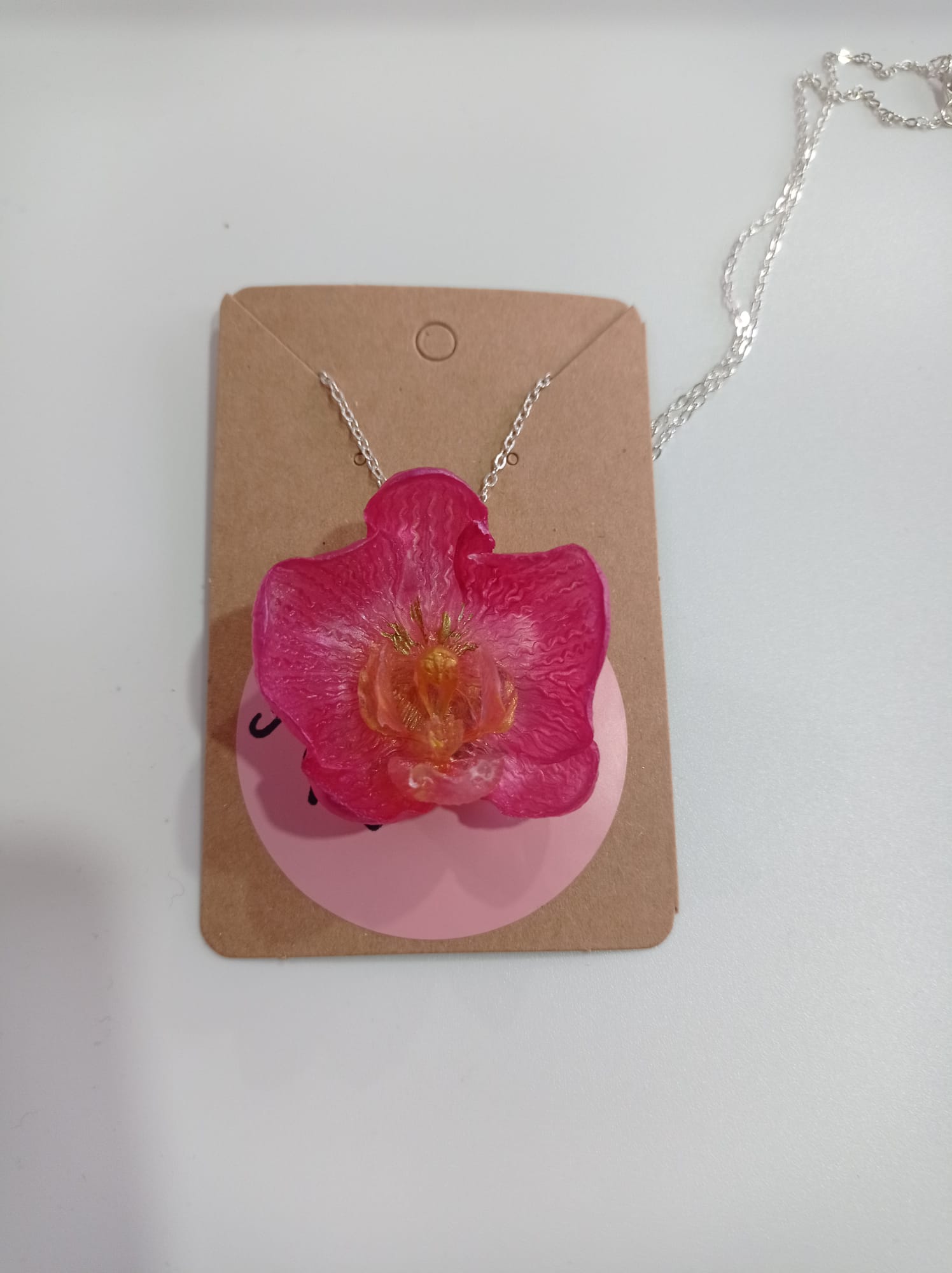 Collar Orquídea Pequeña Rosa — Resina Artesanal