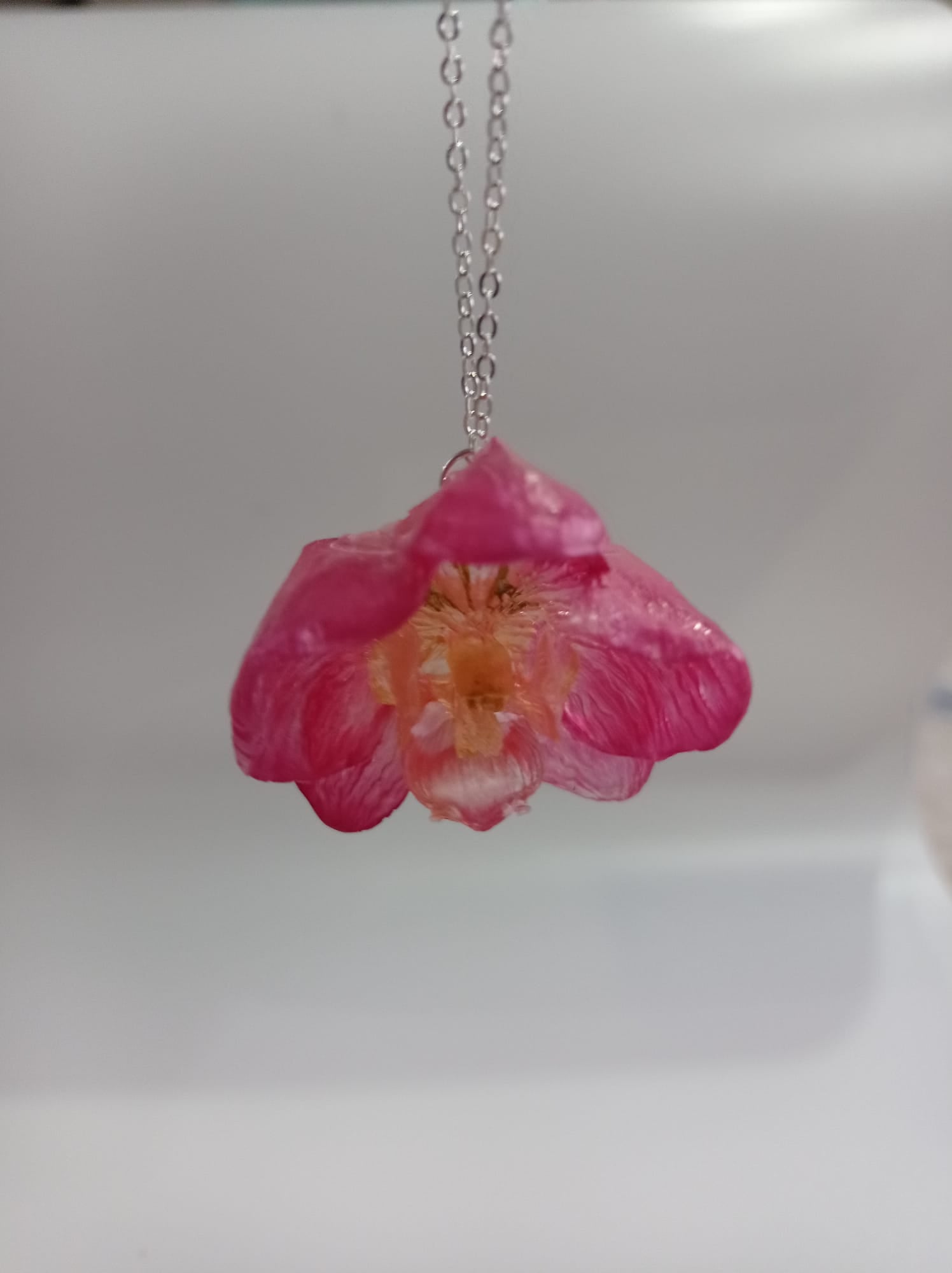 Collar Orquídea Pequeña Rosa — Resina Artesanal