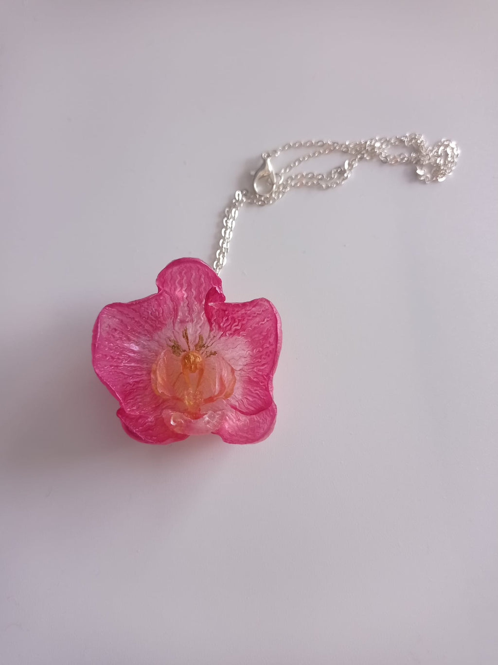 Collar Orquídea Pequeña Rosa — Resina Artesanal
