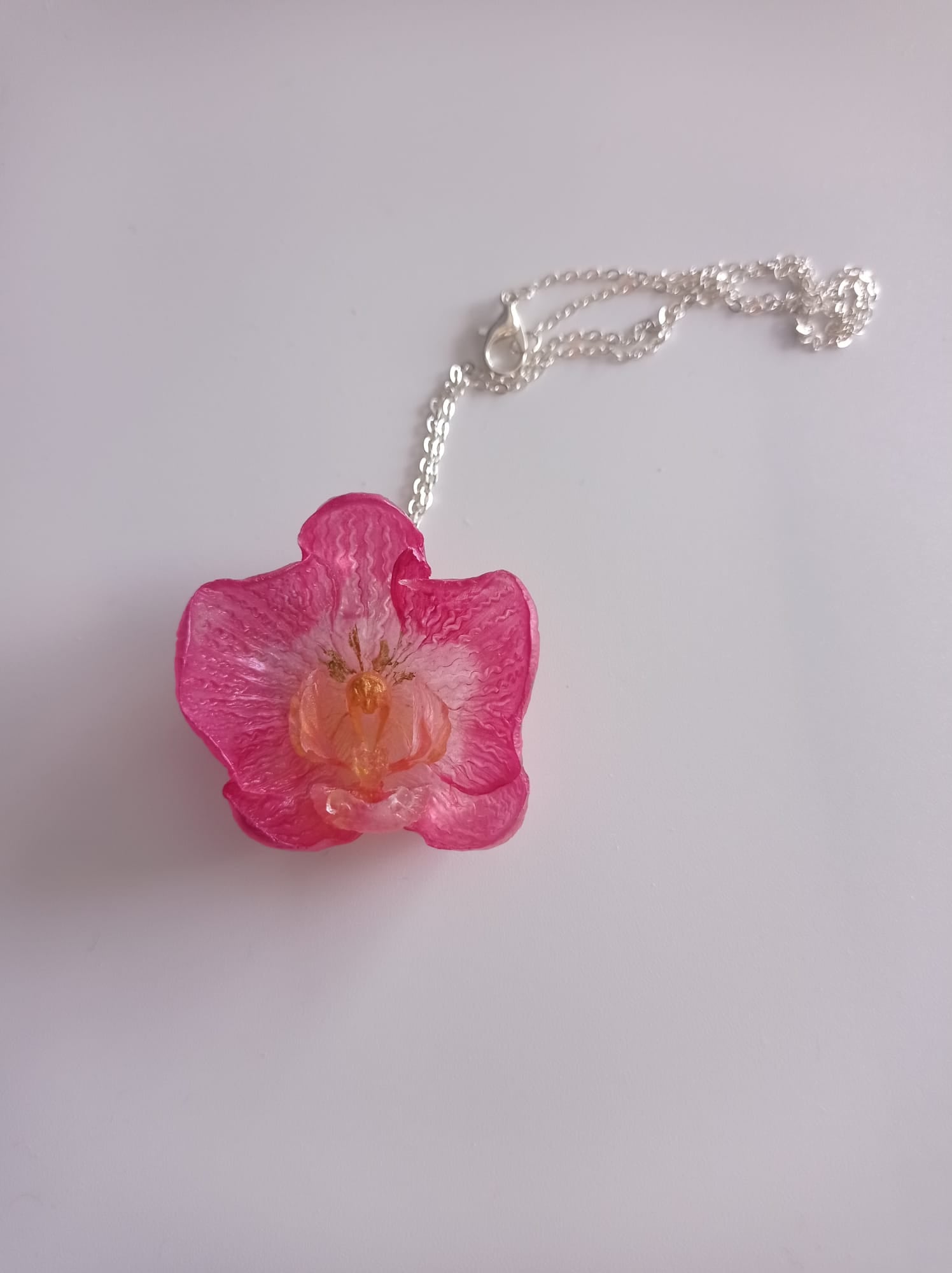 Collar Orquídea Pequeña Rosa — Resina Artesanal