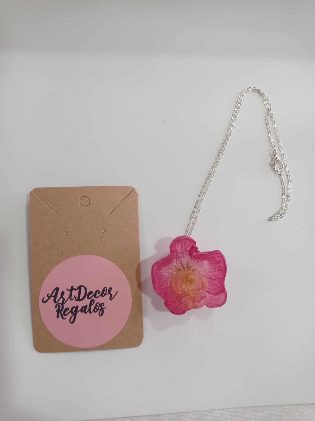 Collar Orquídea Pequeña Rosa — Resina Artesanal