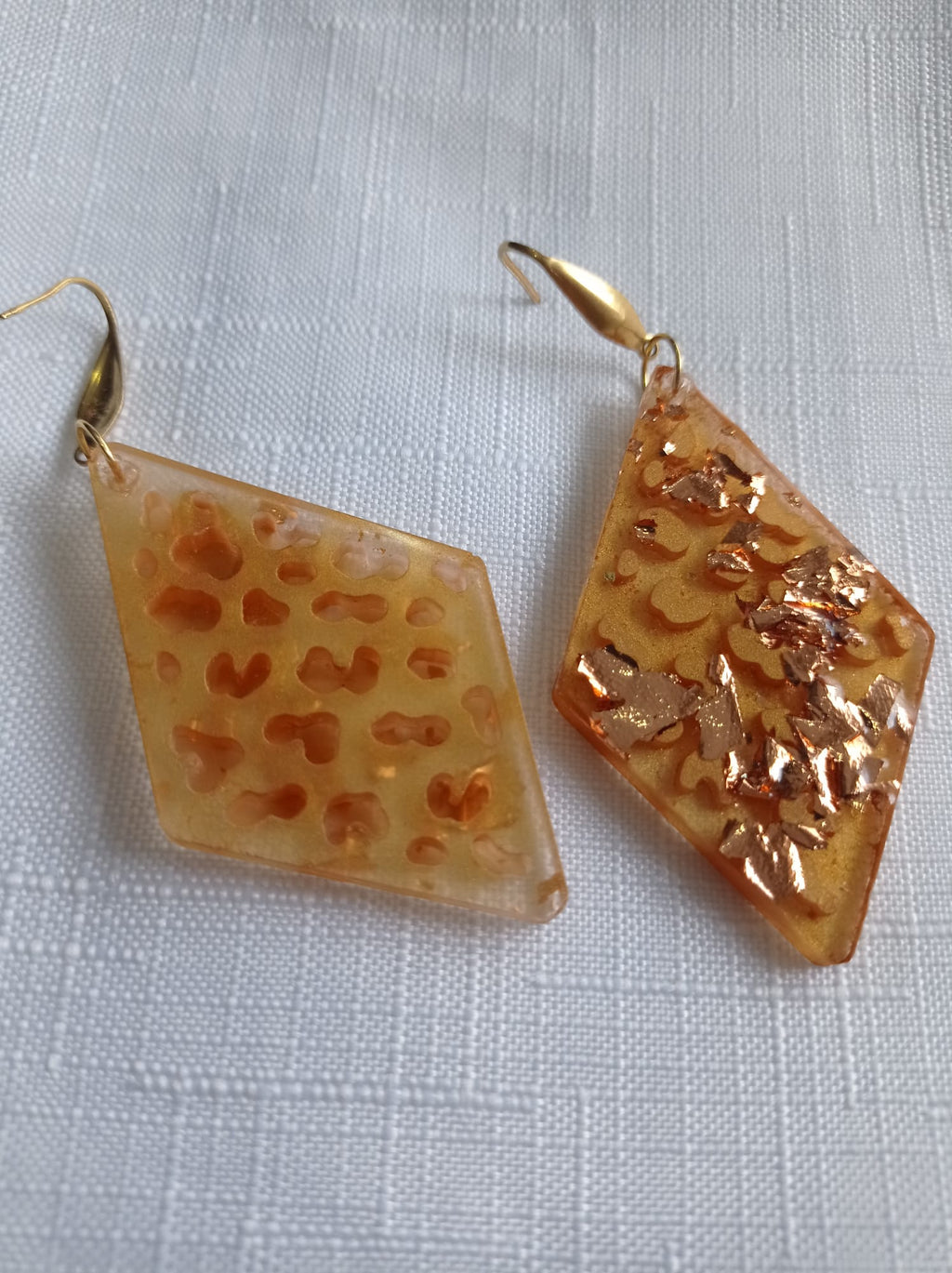 Pendientes Rombo Dorados de Resina con Pan de Oro ✨