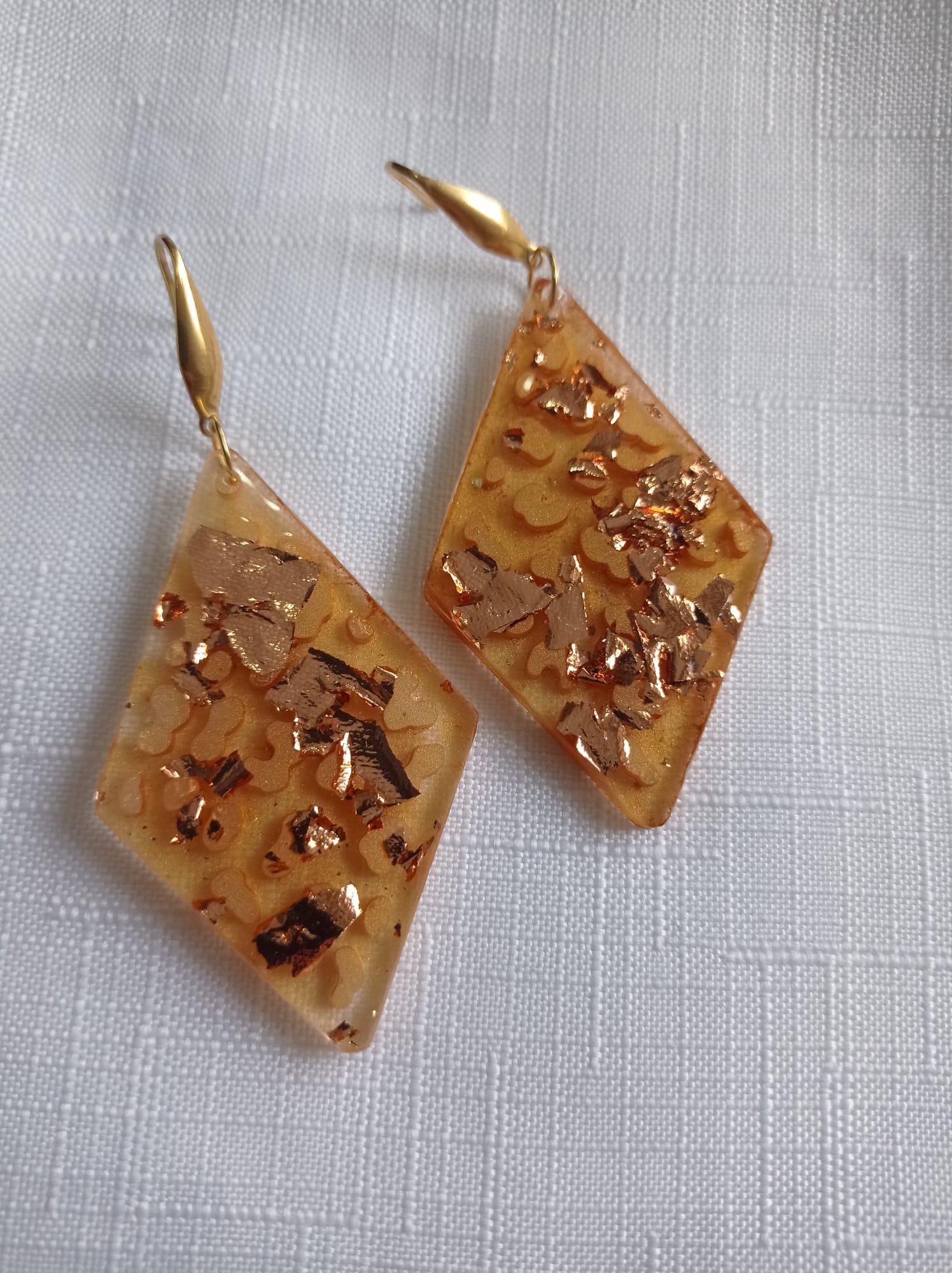 Pendientes Rombo Dorados de Resina con Pan de Oro ✨