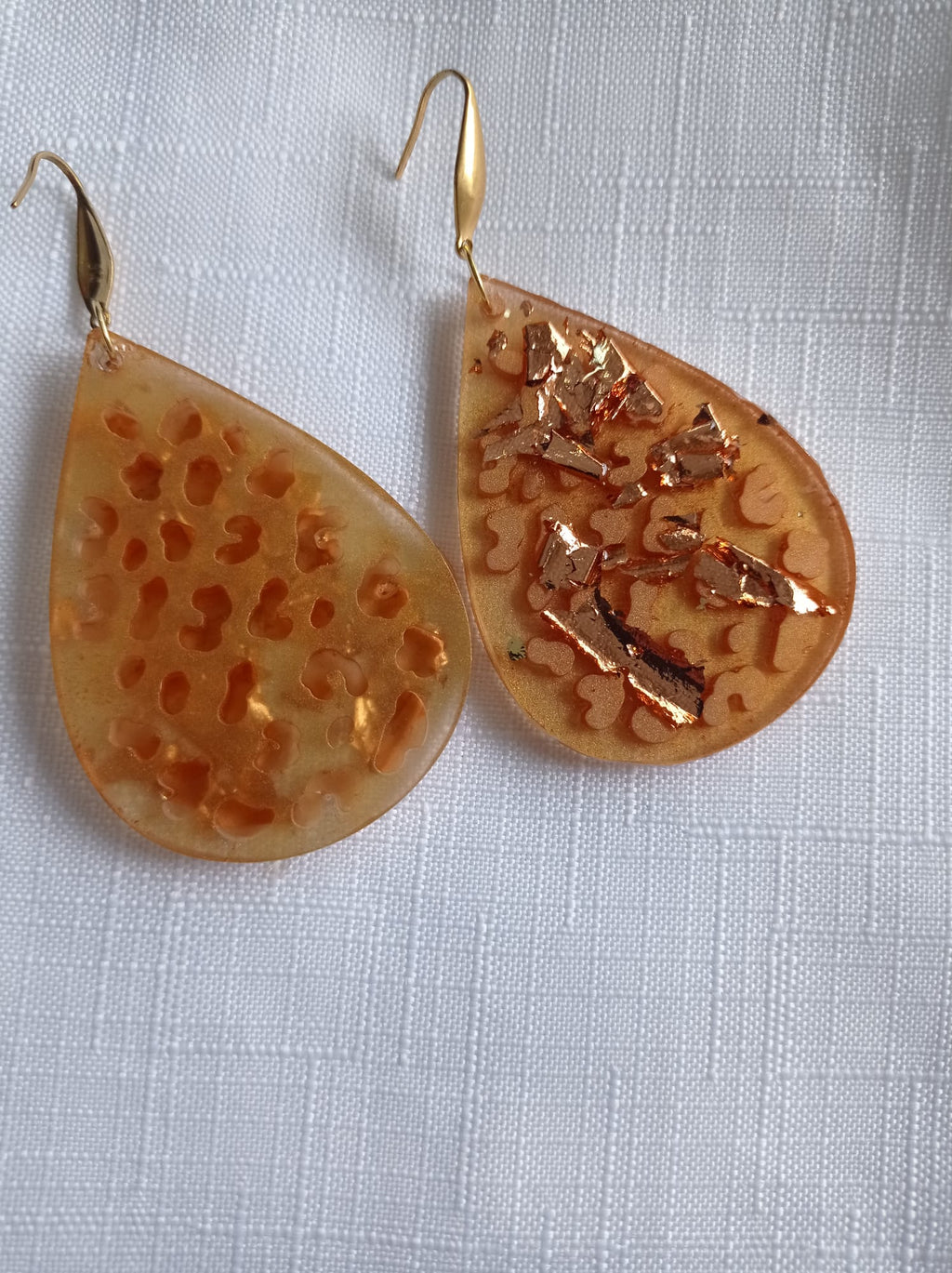 Boucles d'oreilles dorées en résine avec feuilles d'or ✨