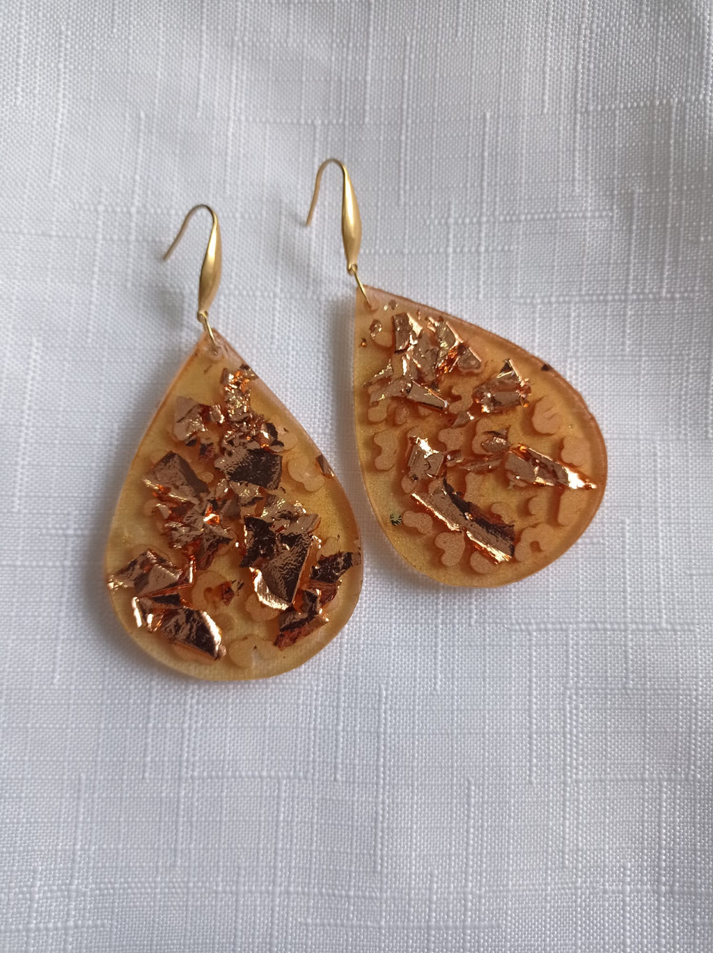 Boucles d'oreilles dorées en résine avec feuilles d'or ✨