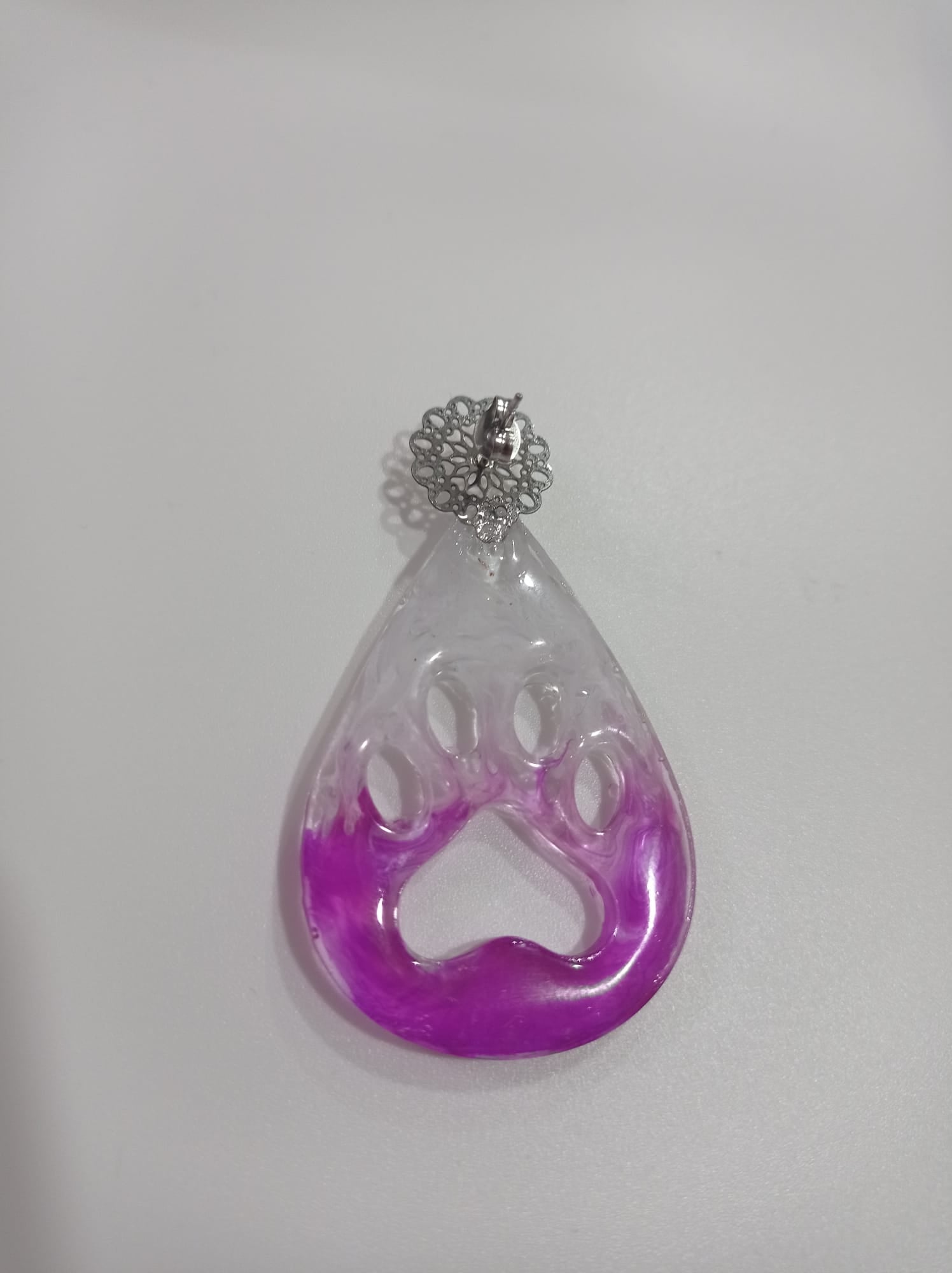 Pendientes Huella de Patita Morada — Resina Artesanal