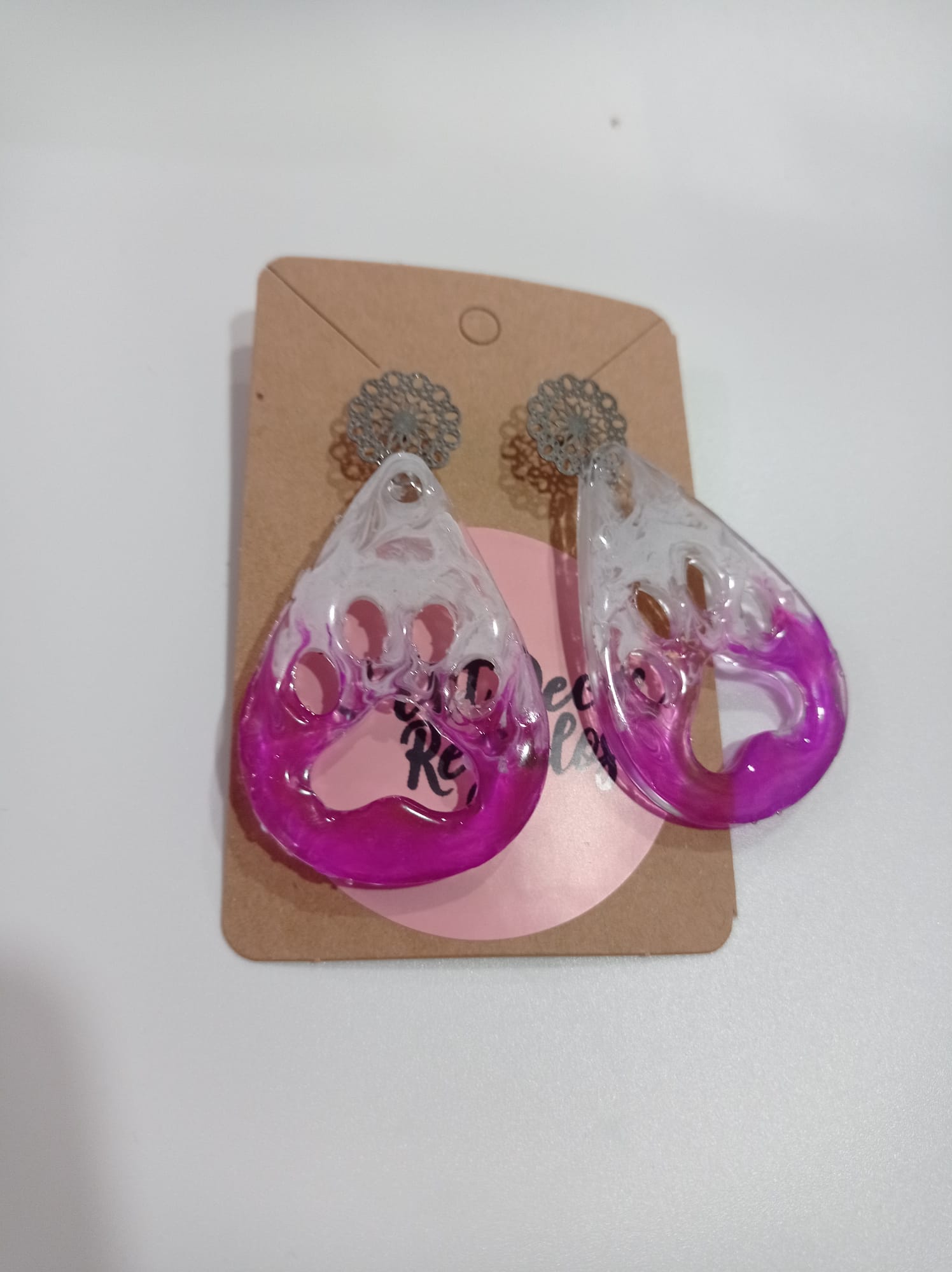 Pendientes Huella de Patita Morada — Resina Artesanal