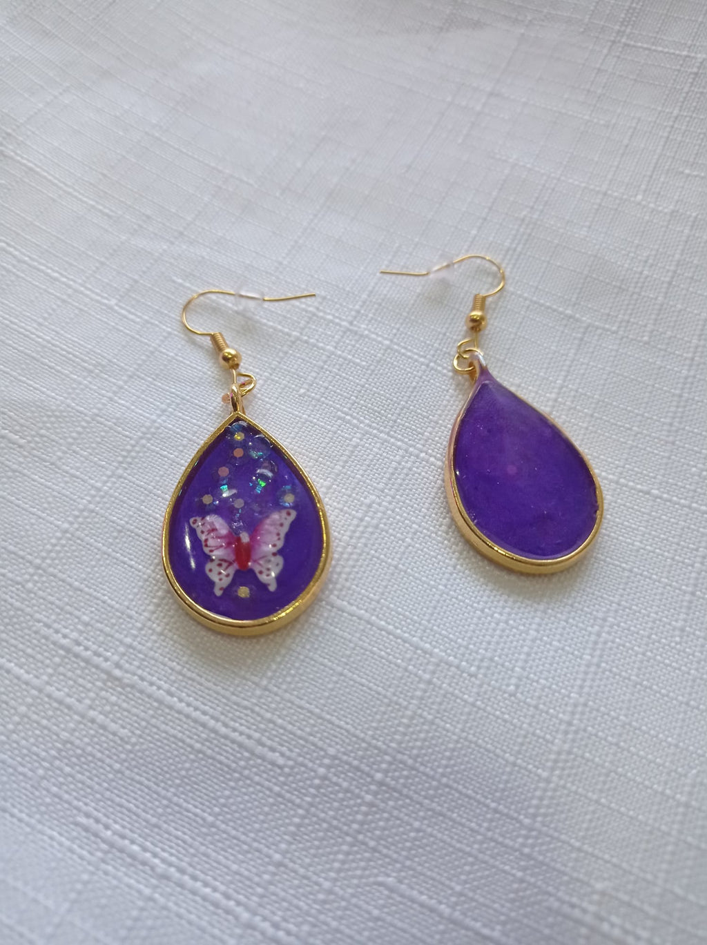 💜 Boucles d'oreilles Goutte Papillon — Résine Artisanale Personnalisable