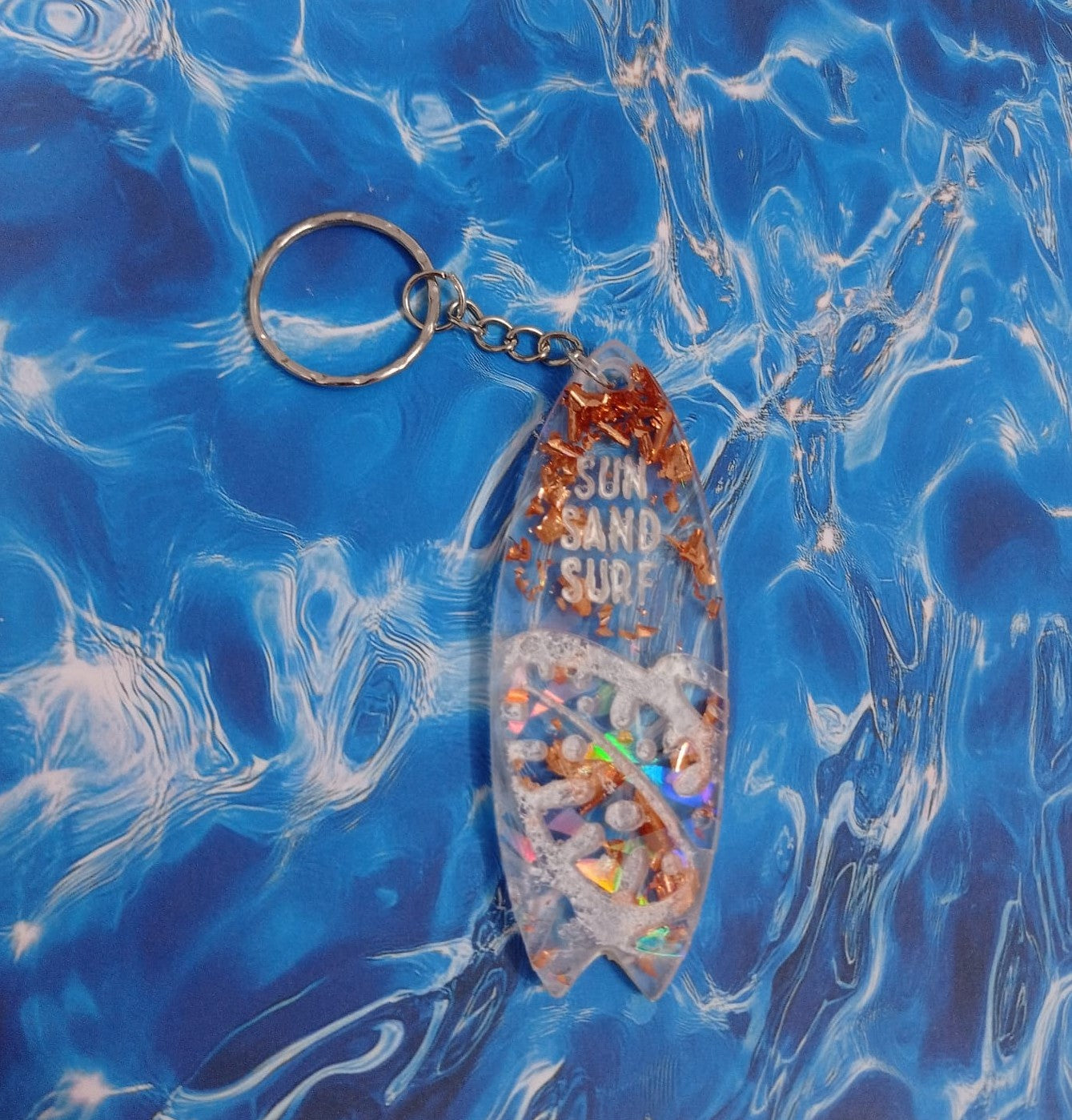 🏄‍♀️ Porte-clés Surf Artisanal en Résine — Choisissez votre message